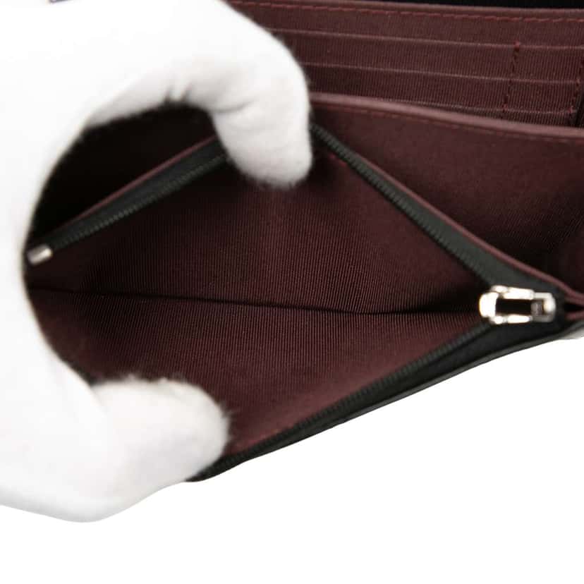 Chanel Mini CC Lambskin Wallet on Chain Black Leather Very good condition - Model View