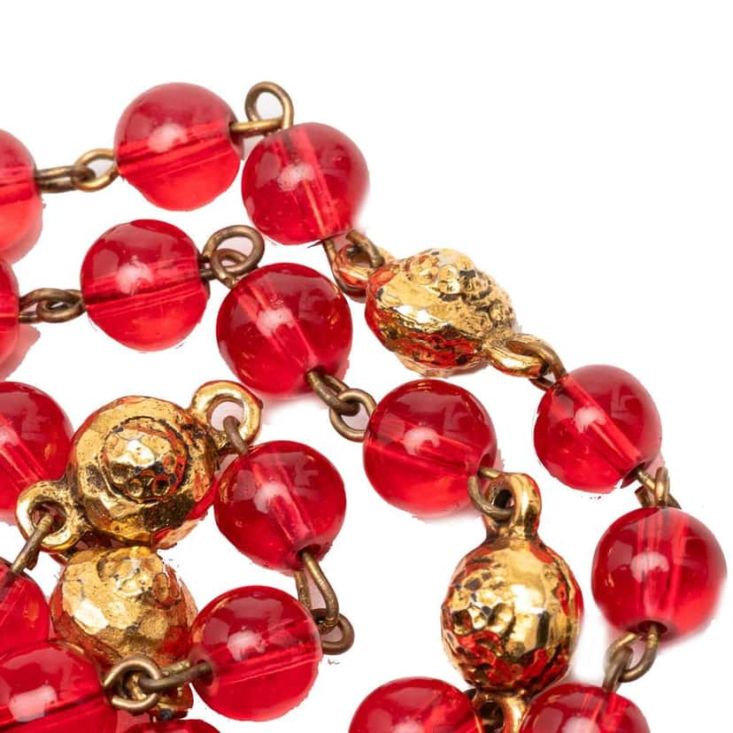Chanel Gripoix Glass and Gold Plated Long Necklace Red Very good condition - Model View