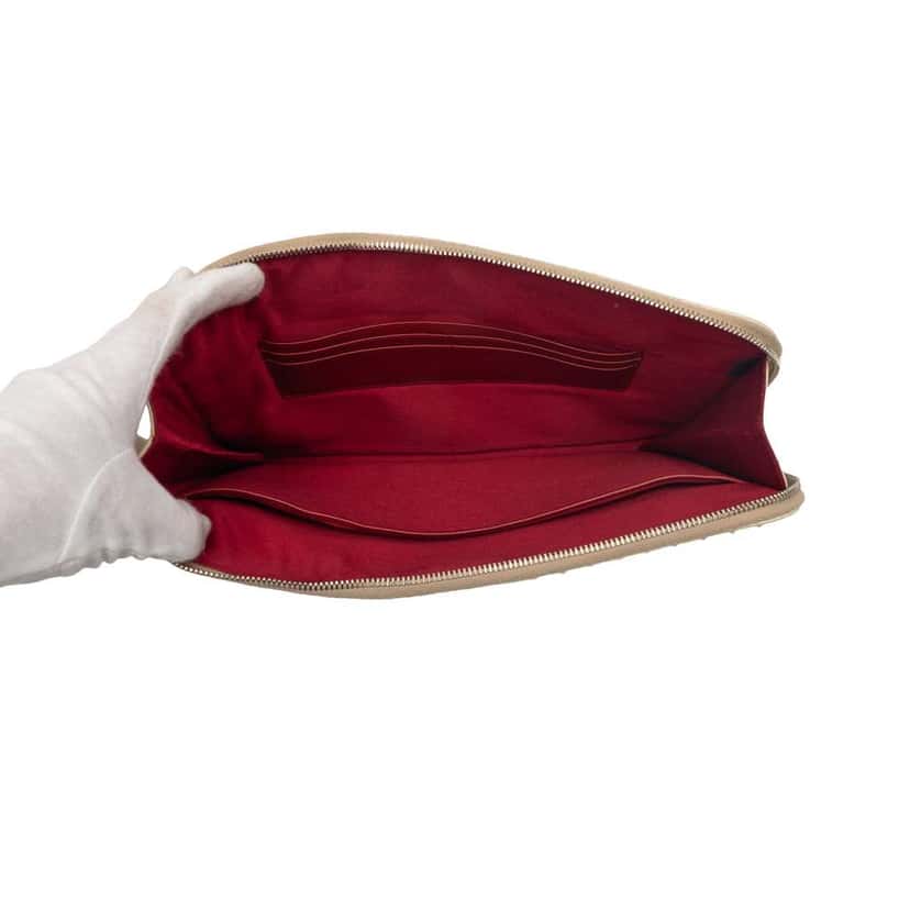 Miu Miu Faux Pearl Studded Leather Clutch White Leather Very good condition - Model View