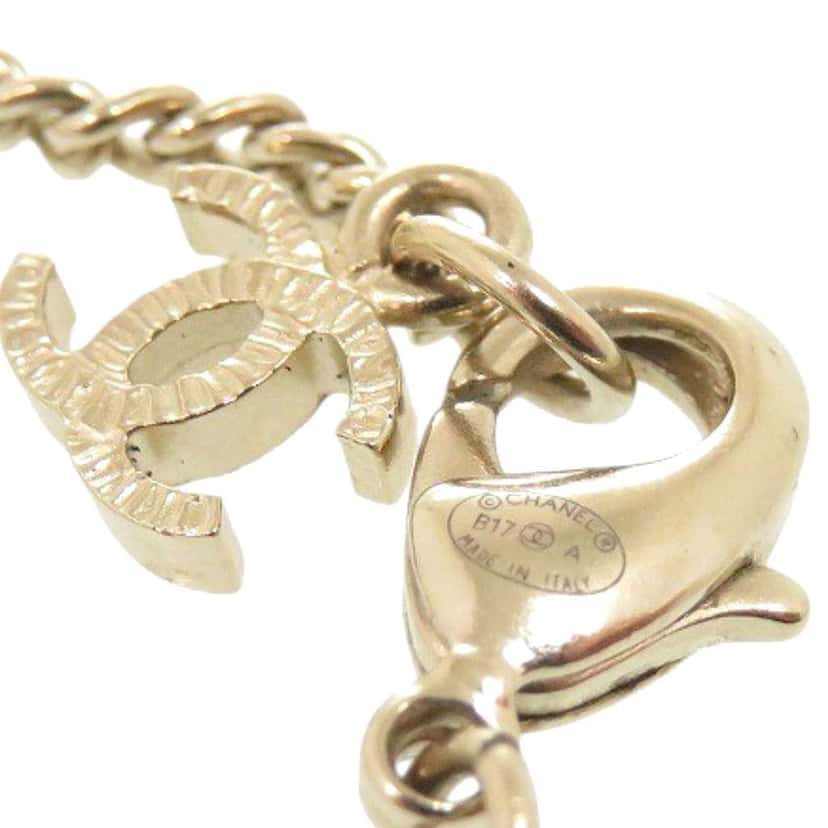 Chanel Gold Plated CC Mesh Round Pendant Necklace Gold Metal Very good condition - Model View