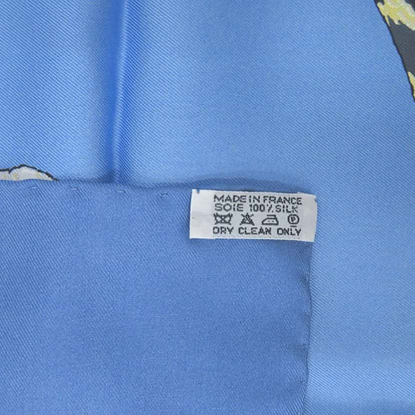 Hermès Jungle Love Silk Scarf 90 Blue Silk Never worn - Model View