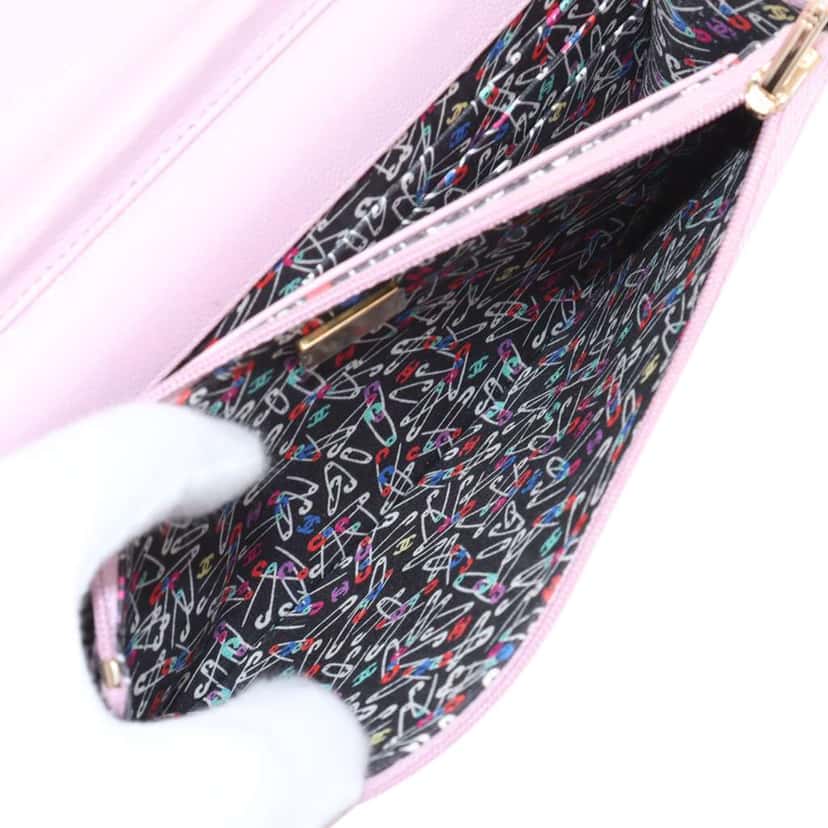 Chanel CC Quilted Caviar Wallet on Chain Pink Leather Very good condition - Model View