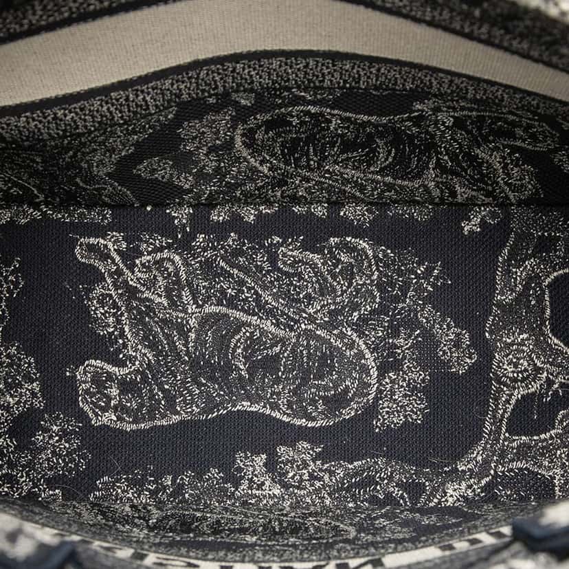 Dior Medium Canvas Embroidered Reverse Dioriviera Toile De Jouy Book Tote Blue Canvas Very good condition - Model View