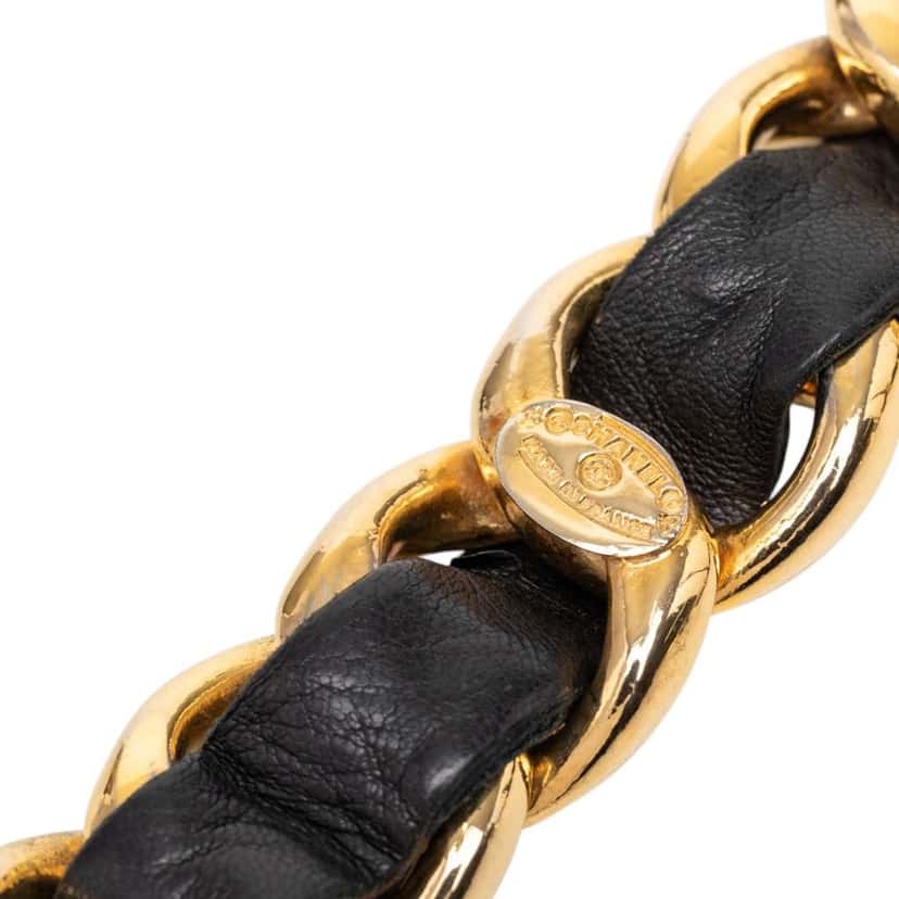 Chanel CC Gold Plated Leather Woven Medallion Chain Belt Gold Metal Very good condition - Model View