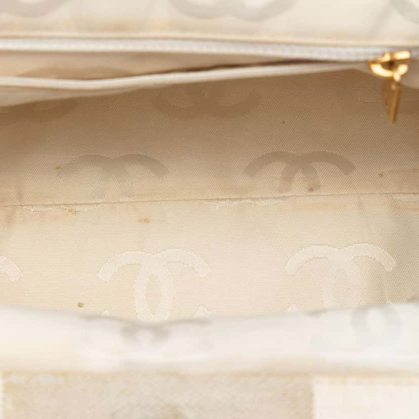 Chanel Canvas Wooden Clam Shell Handbag White Canvas Very good condition - Model View