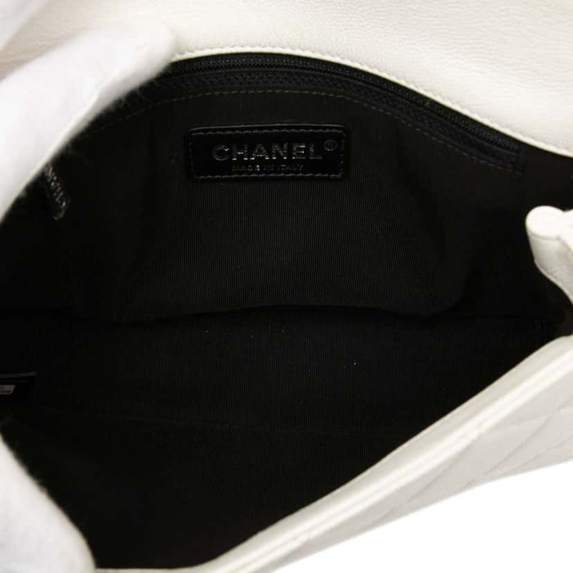 Chanel Medium Quilted Caviar My Everything Flap White Leather Very good condition - Model View