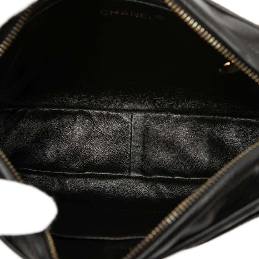 Chanel CC Quilted Lambskin Tassel Camera Bag Black Leather Very good condition - Model View