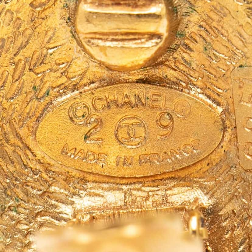 Chanel CC Gold Plated Round Clip on Earrings Gold Metal Very good condition - Inside View