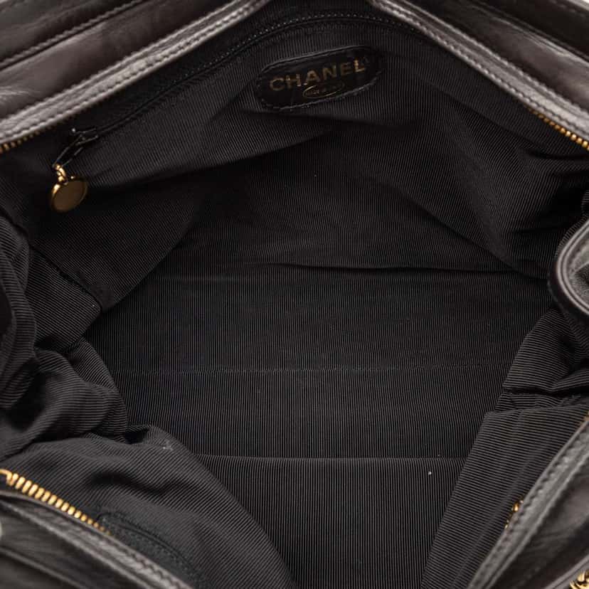 Chanel CC Lambskin Chain Tote Black Leather Very good condition - Model View