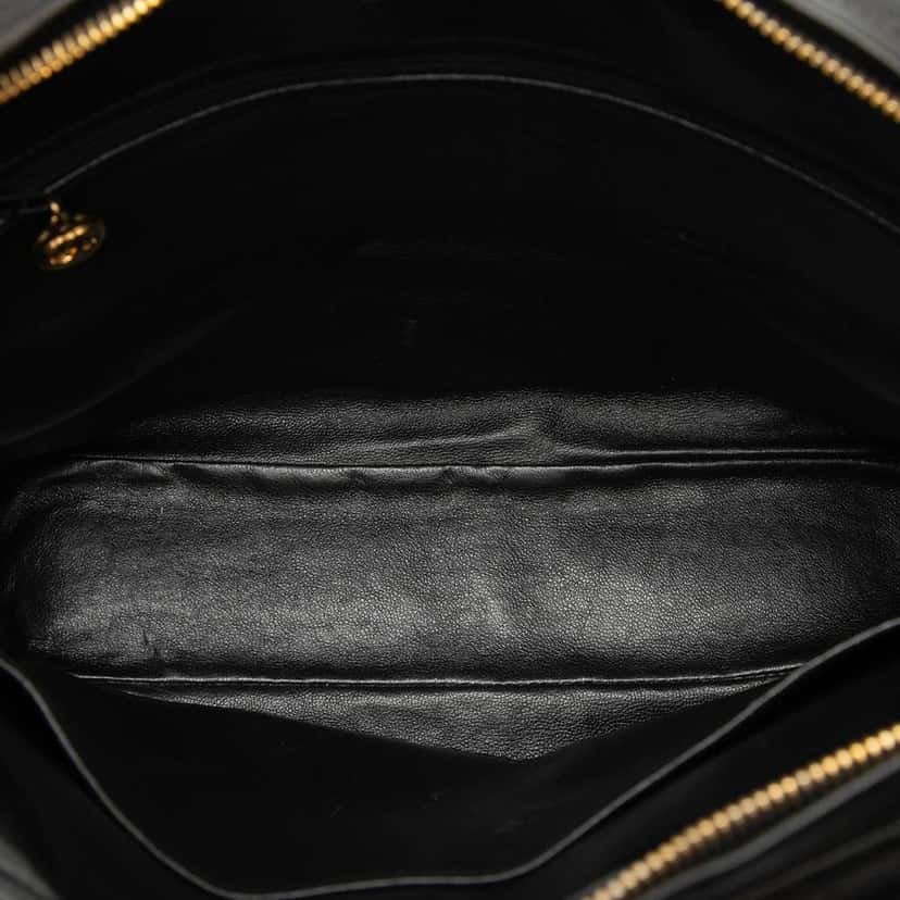 Chanel CC Vertical Quilted Lambskin Tassel Flap Camera Bag Black Leather Good condition - Model View