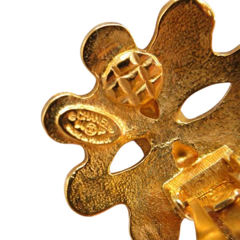 Chanel CC Gold Plated Floral Clip On Earrings Gold Metal Very good condition - Model View