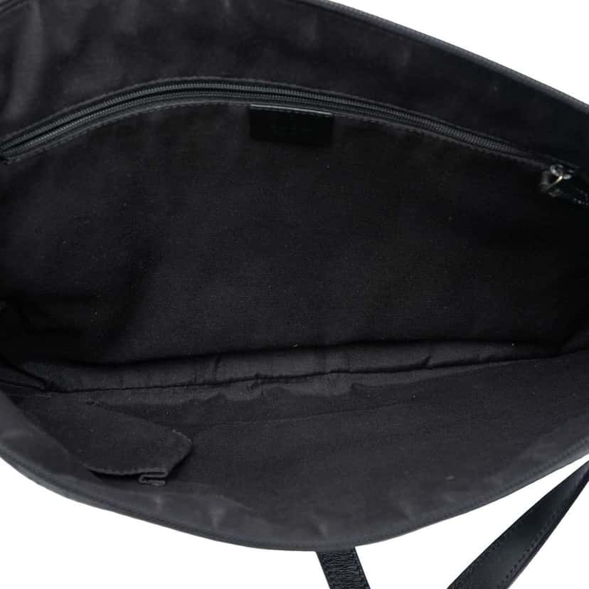 Gucci GG Crystal Crossbody Grey Canvas Very good condition - Model View