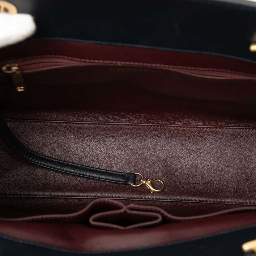 Chanel Chevron Calfskin Collar and Tie Tote Blue Leather Very good condition - Model View