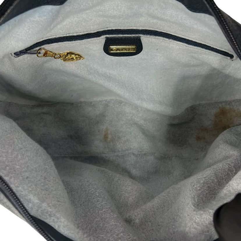 Gucci GG Supreme Crossbody Beige Canvas Very good condition - Model View