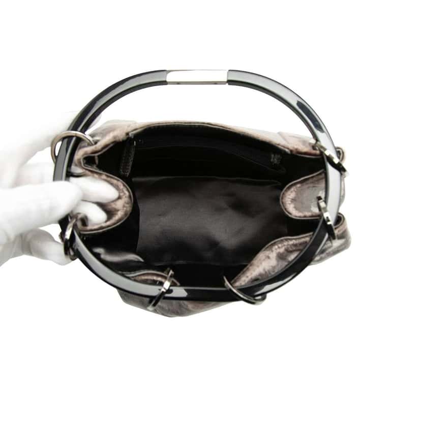 Gucci Velvet Ring Bucket Silver Velvet Very good condition - Model View