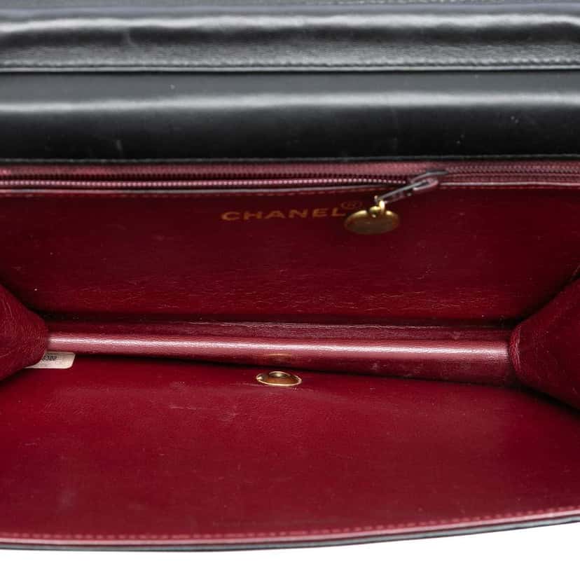 Chanel CC Quilted Lambskin Full Single Flap Black Leather Very good condition - Model View