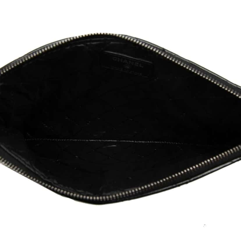 Chanel Small Quilted Crinkled Patent O Case Clutch Black Leather Very good condition - Model View