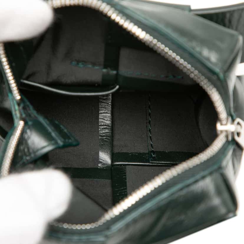 Bottega Veneta Paper Calfskin Intrecciato Cassette Belt Bag Green Leather Very good condition - Model View