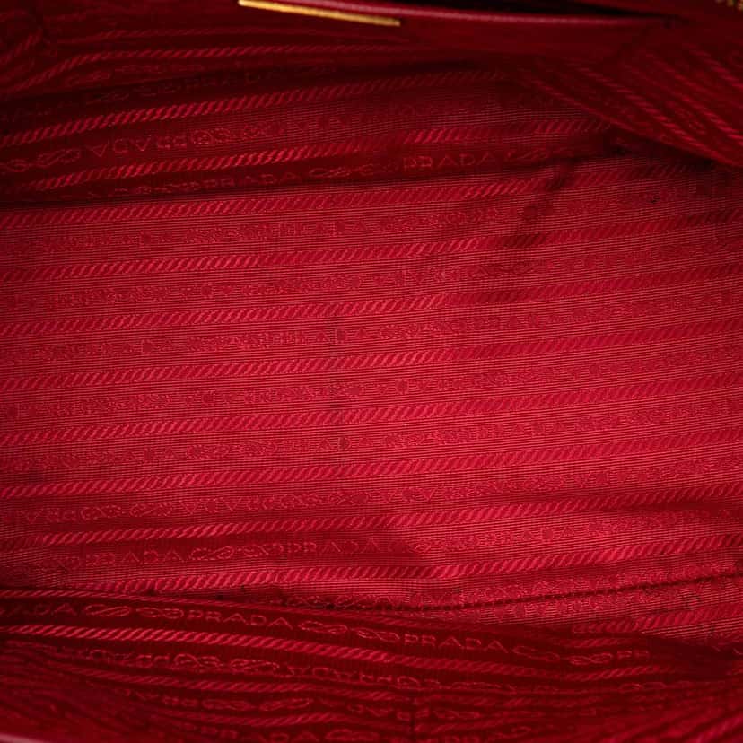 Prada Large Saffiano Lux Galleria Double Zip Satchel Red Leather Very good condition - Model View