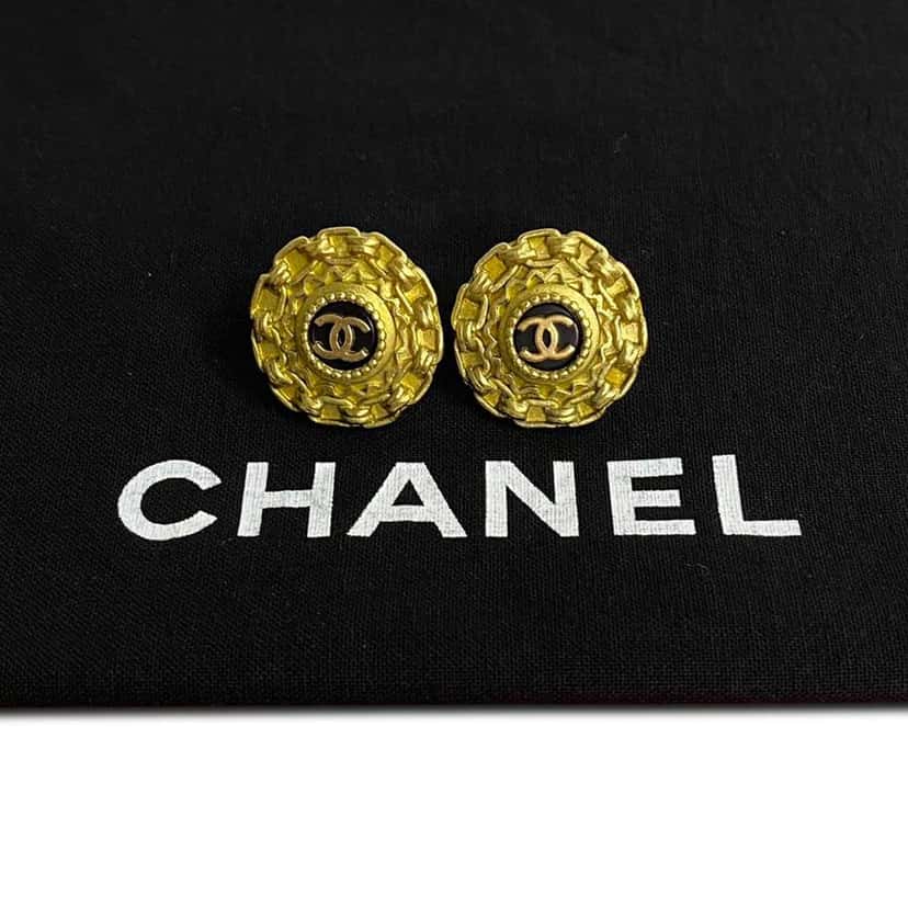 Chanel CC Gold Plated Enamel Round Clip On Earrings Gold Metal Very good condition - Box View