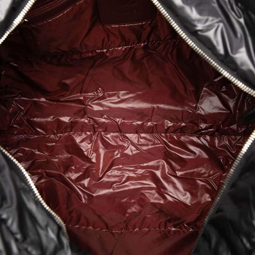 Chanel Medium Quilted Nylon Reversible Coco Cocoon Tote Black Very good condition - Model View