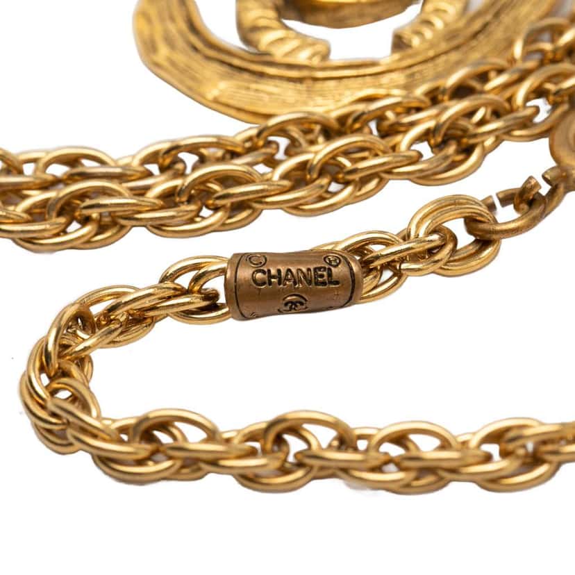 Chanel CC Gold Plated Round Pendant Necklace Gold Metal Very good condition - Model View