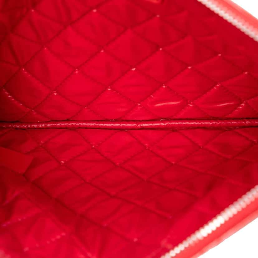 Chanel Small Quilted Patent Valentine Hearts O Case Clutch Red Leather Very good condition - Model View