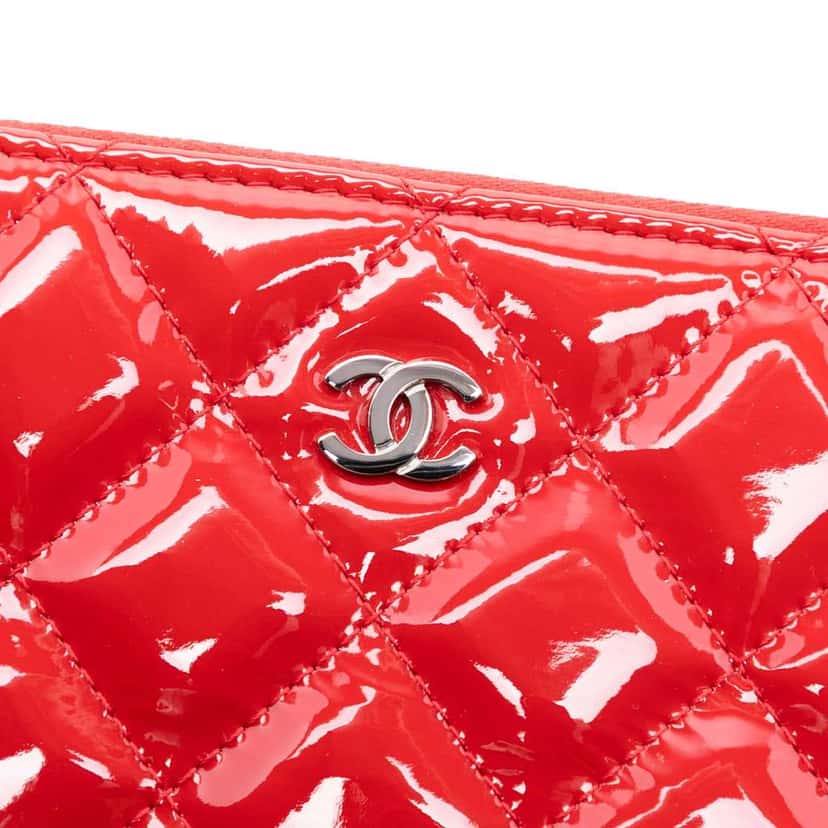Chanel Small Quilted Patent Valentine Hearts O Case Clutch Red Leather Very good condition - Box View