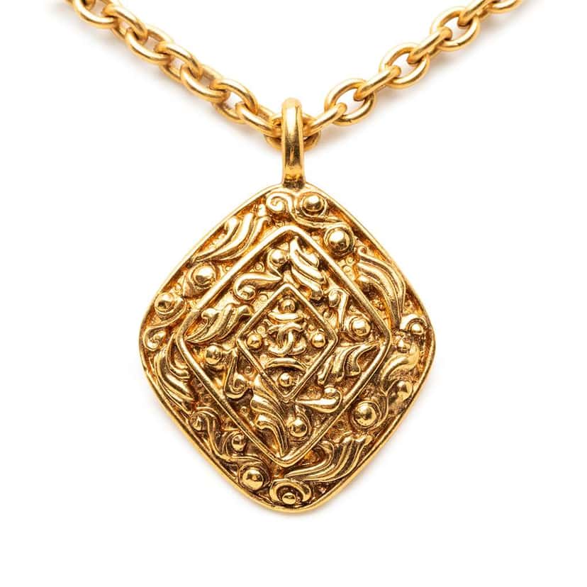 Chanel CC Gold Plated Rhombus Medallion Pendant Necklace Gold Metal Very good condition - Front View