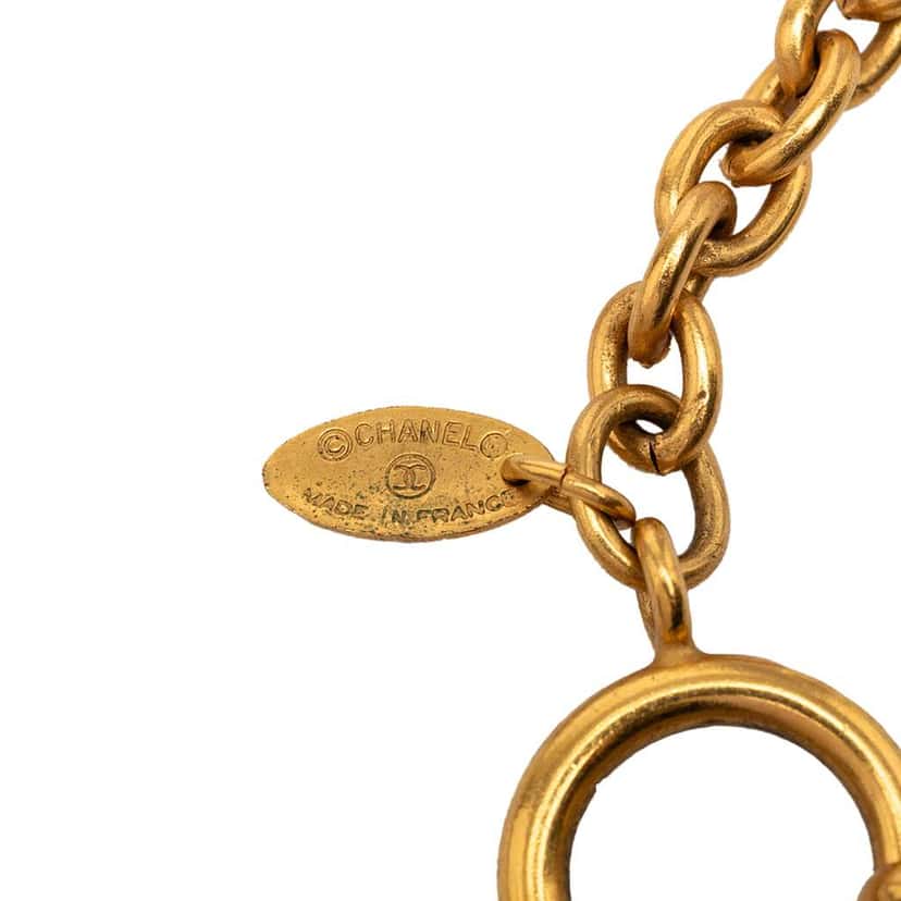 Chanel CC Gold Plated Rhombus Medallion Pendant Necklace Gold Metal Very good condition - Model View