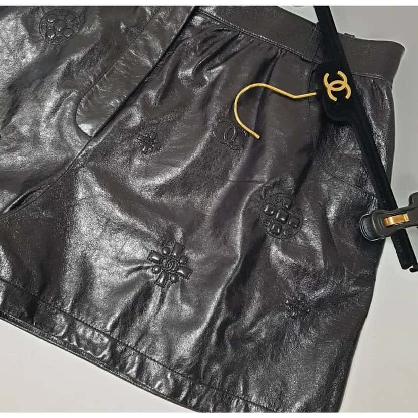 Chanel Camellia CC logo Shorts Black Leather Very good condition - Back View
