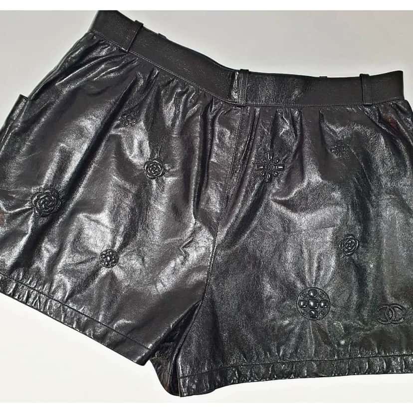 Chanel Camellia CC logo Shorts Black Leather Very good condition - Box View