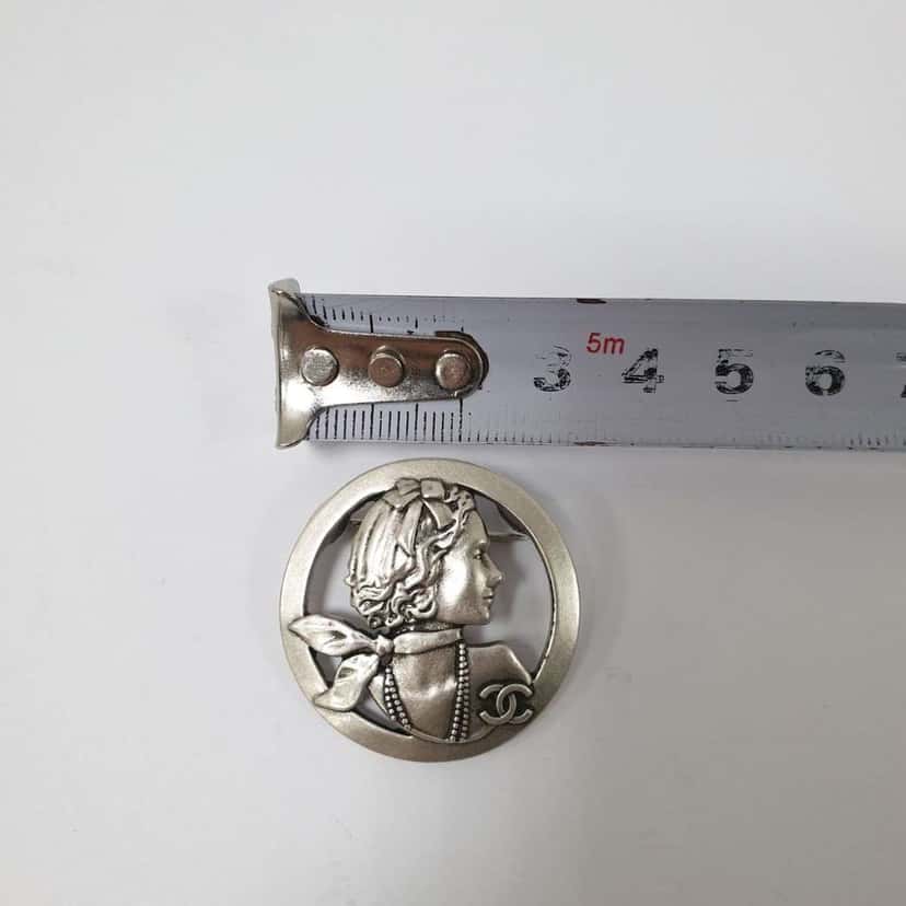 Chanel Mademoiselle Brooch Silver Very good condition - Box View