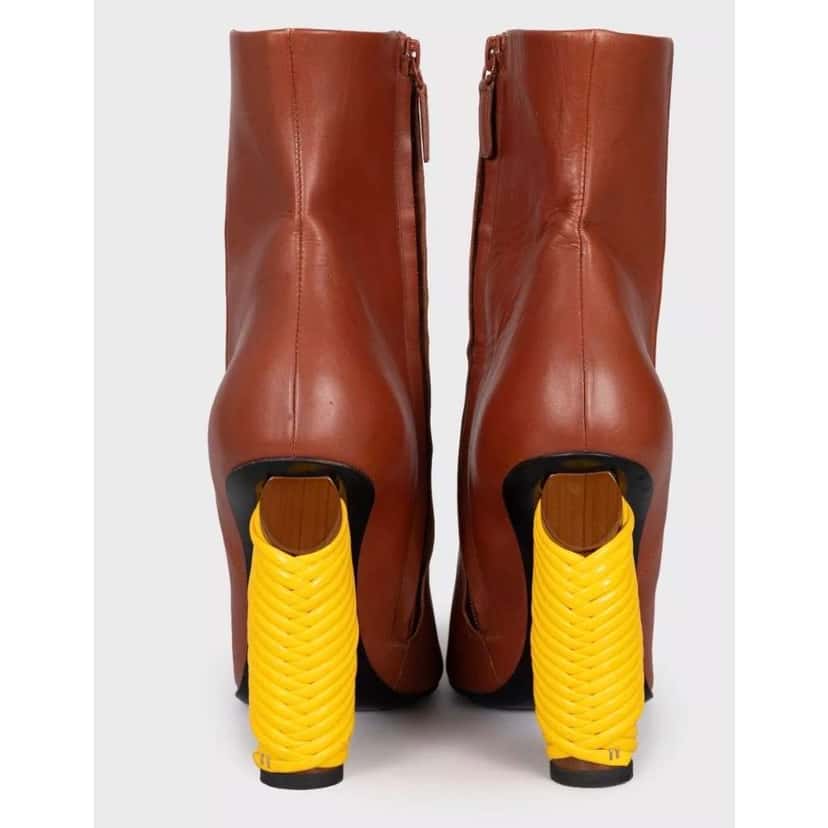 Balenciaga Pointed Toe Ankle Boots Brown Leather Very good condition - Model View