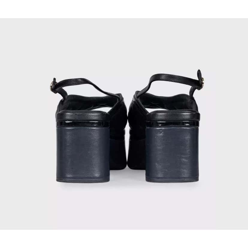 Chanel CC Logo Sandals Black Leather Very good condition - Model View