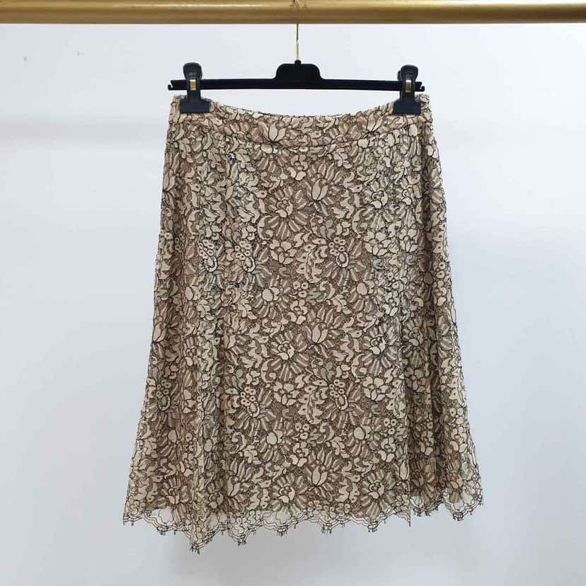 Chanel Floral Lace Skirt Beige Lace Very good condition - Model View