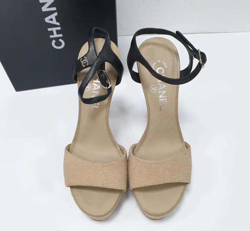 Chanel 2012 SAND HEEL SANDALS Beige Leather Very good condition - Model View