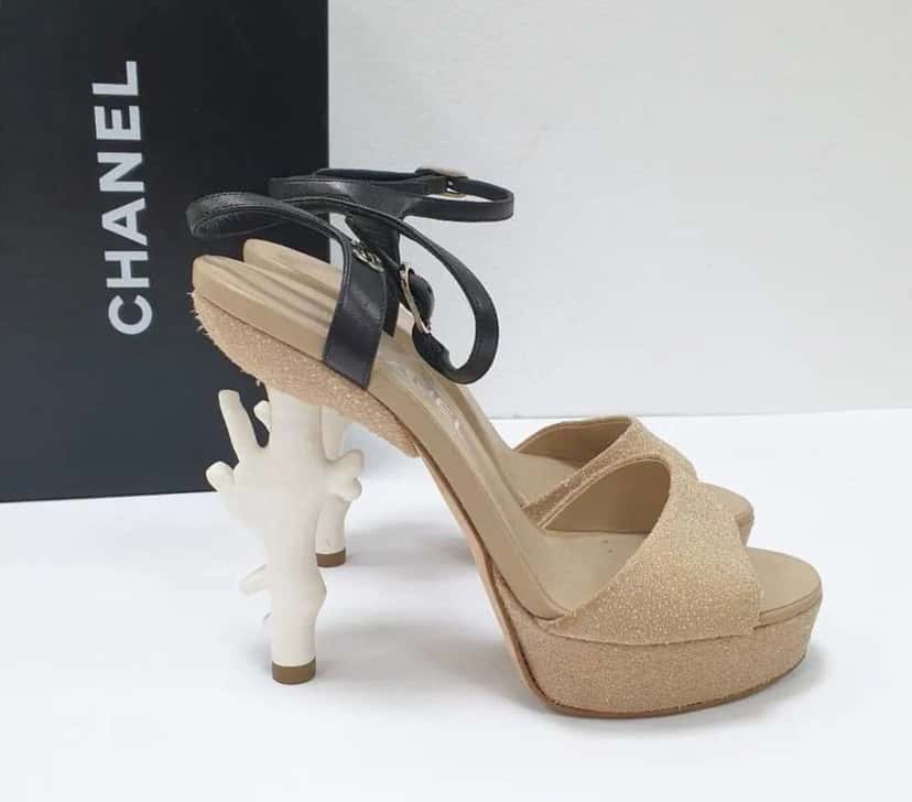 Chanel 2012 SAND HEEL SANDALS Beige Leather Very good condition - Box View
