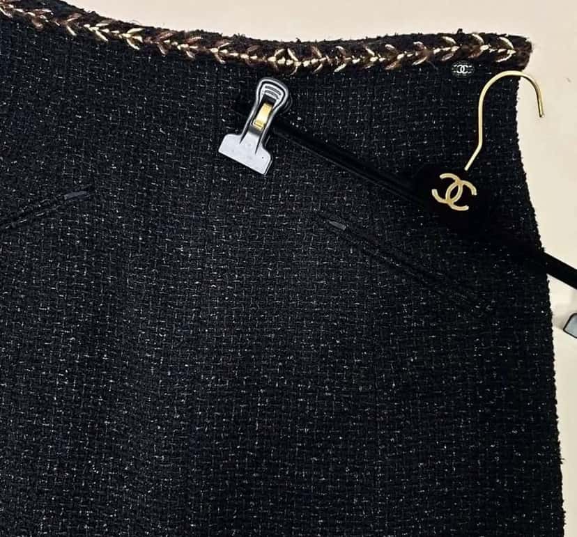 Chanel Skirt Black Tweed Very good condition - Inside View