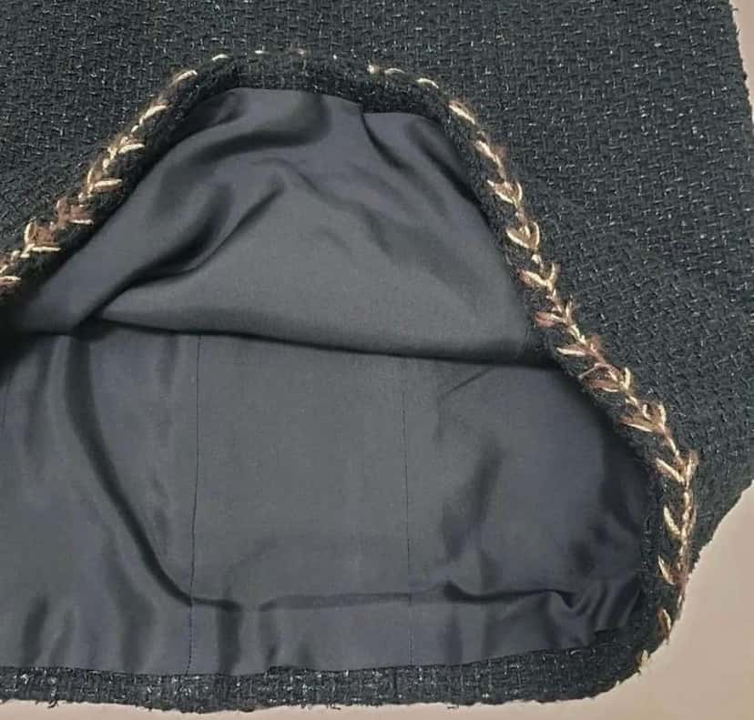 Chanel Skirt Black Tweed Very good condition - Model View