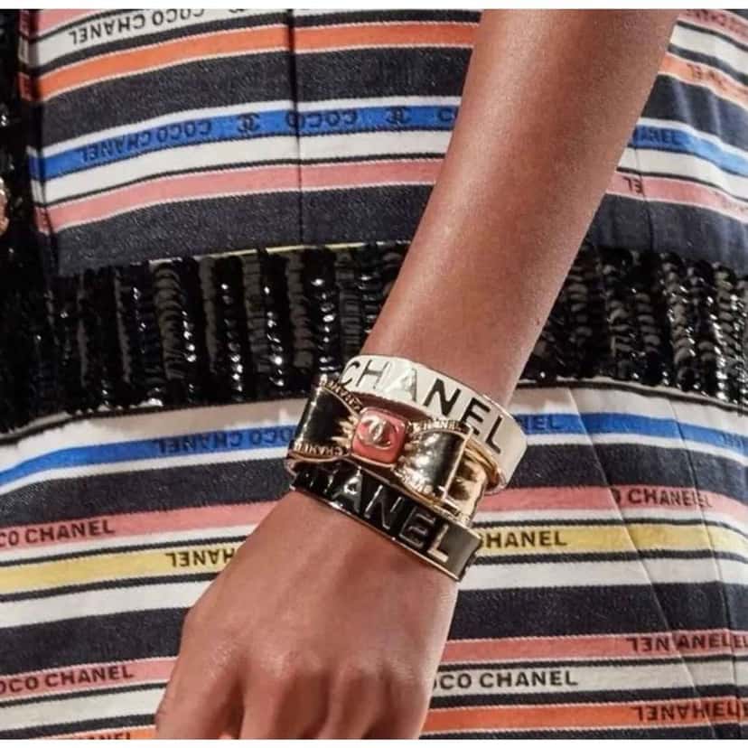 Chanel 22S Logo Cuff Bracelet Gold Very good condition - Back View