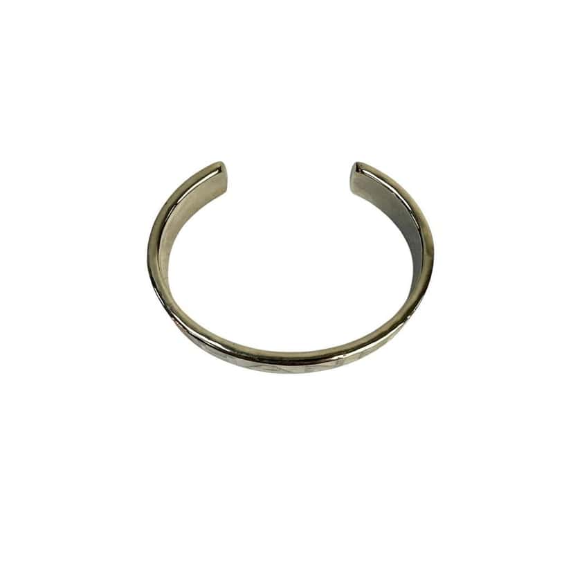 Chanel 22S Logo Cuff Bracelet Gold Very good condition - Model View