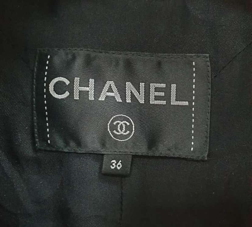 Chanel 19P METALLIC CC LOGO BUTTON Black Cotton Very good condition - Model View