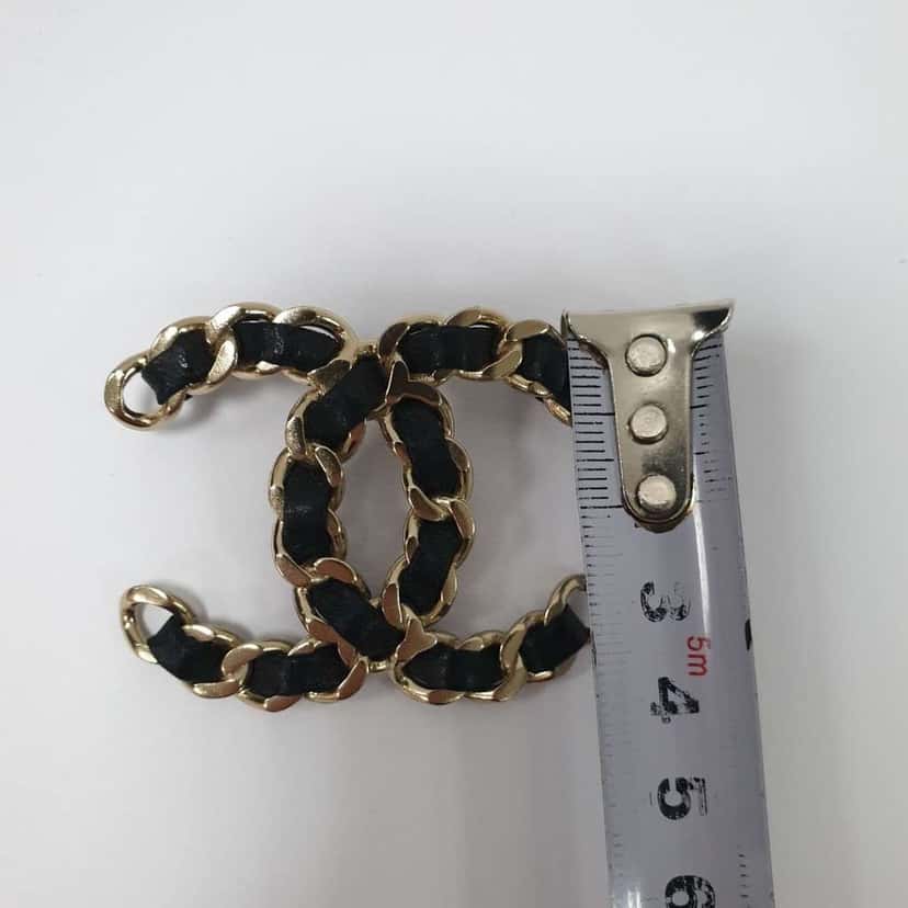 Chanel 18B CC Logo Champagne Brooch Gold Very good condition - Model View