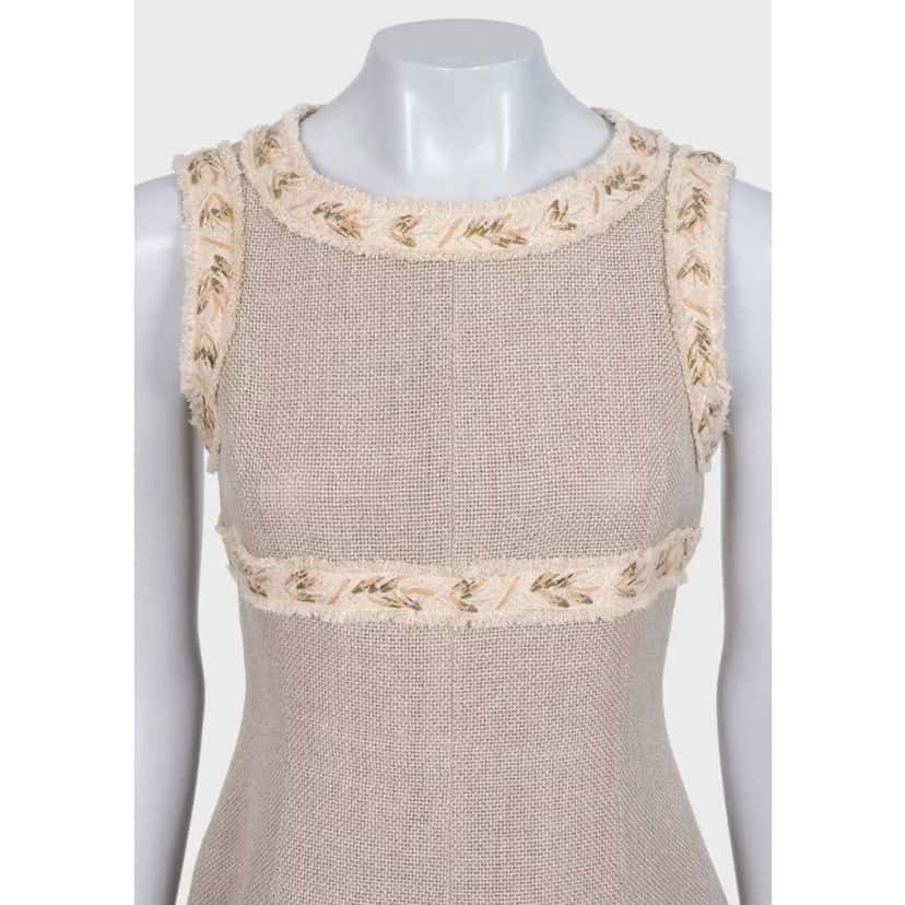 Chanel Dress Beige Silk Very good condition - Model View