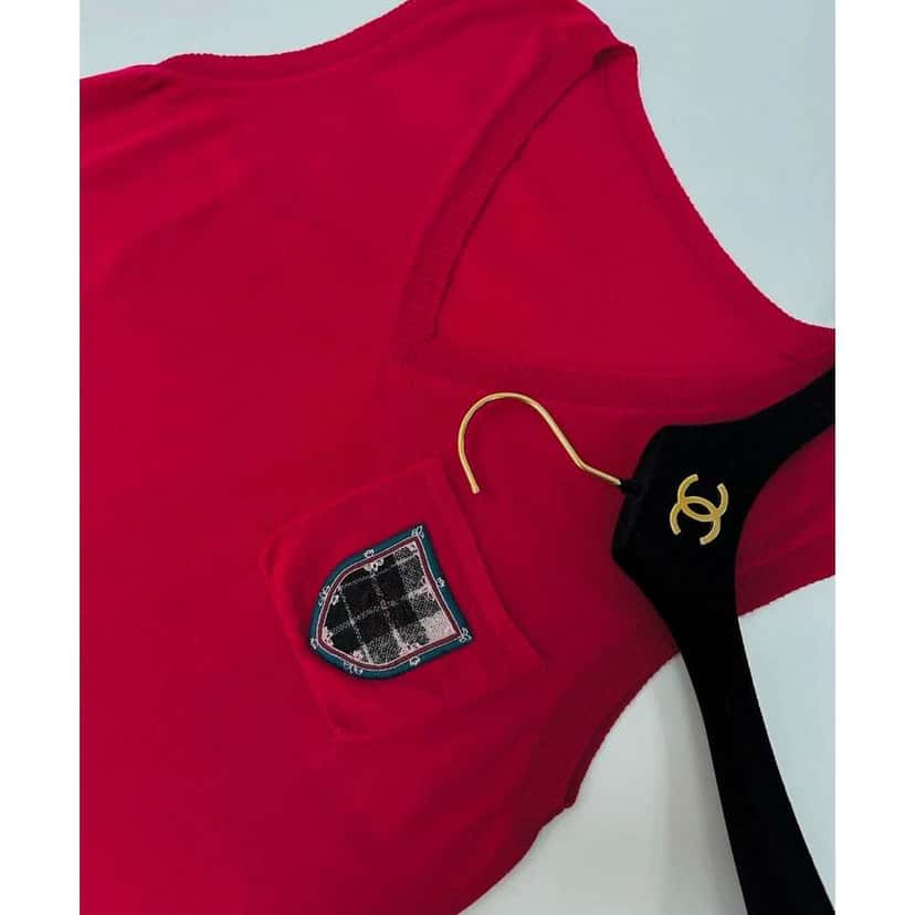 Chanel 2013 Crest Patch Sweater Tunic Red Cotton Very good condition - Model View