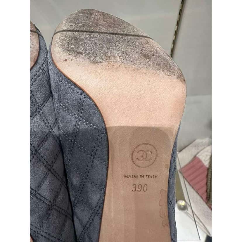 Chanel Quilted Cap Toe CC Pumps Grey Suede Very good condition - Model View