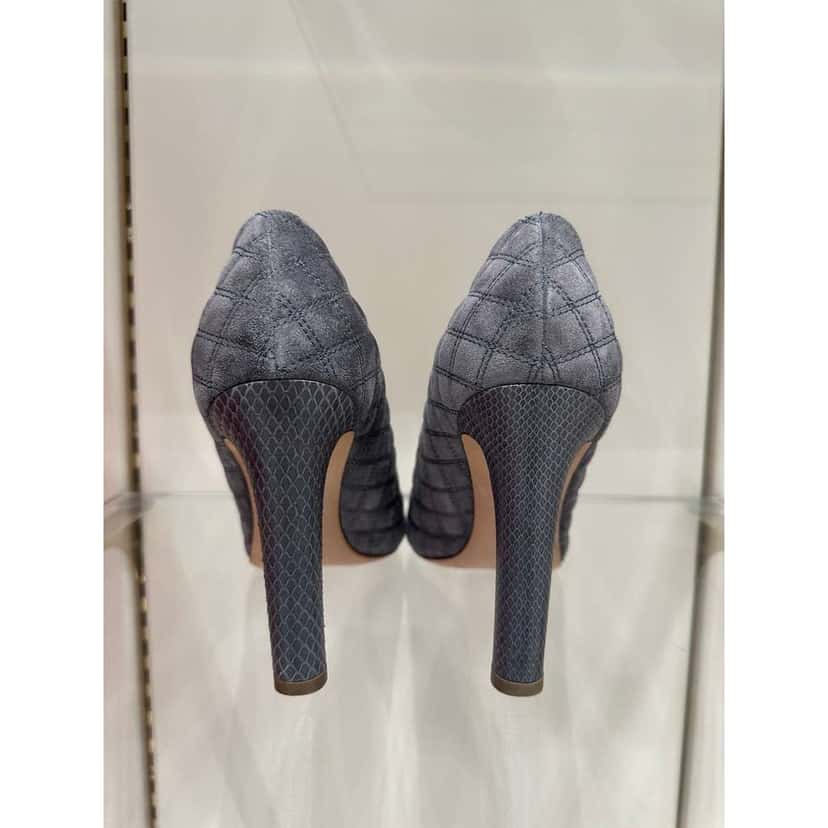 Chanel Quilted Cap Toe CC Pumps Grey Suede Very good condition - Box View