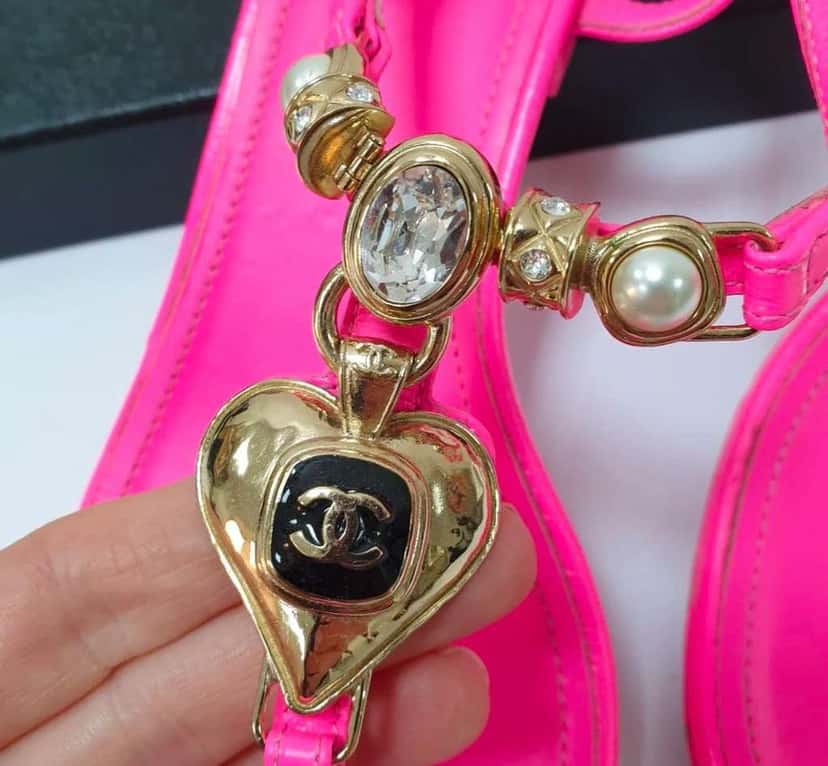 Chanel 2024 Hot Thong Sandals Pink Leather Very good condition - Inside View