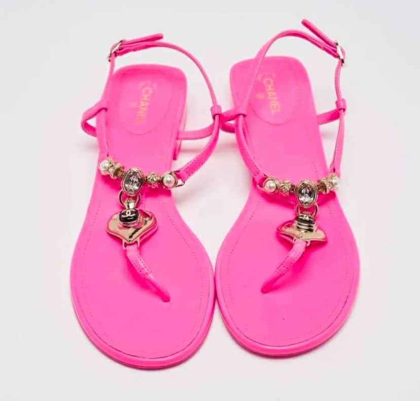 Chanel 2024 Hot Thong Sandals Pink Leather Very good condition - Model View